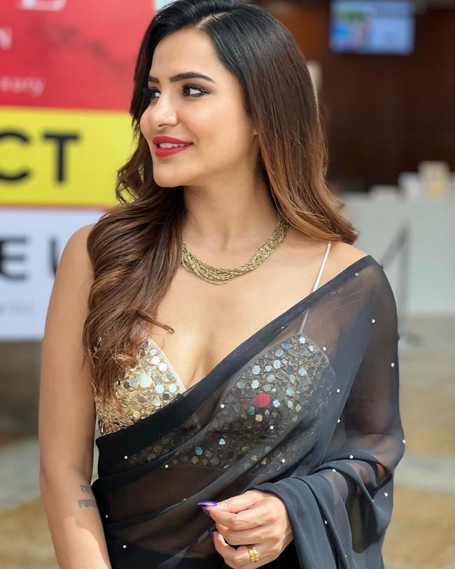 Ashu Reddy 6