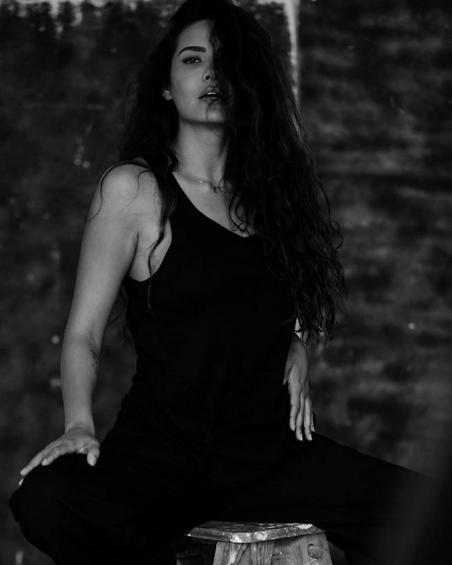 Esha Gupta 7