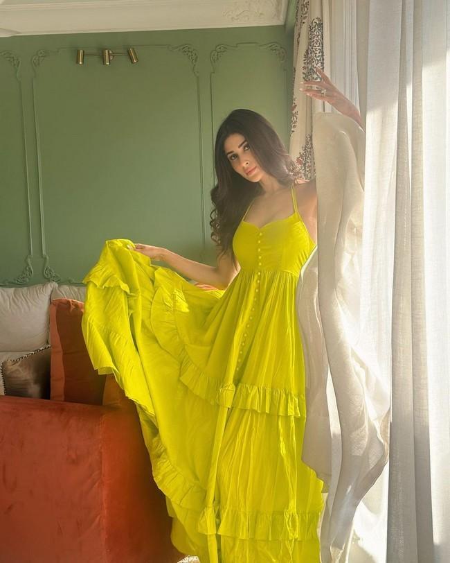 Mouni Roy 10