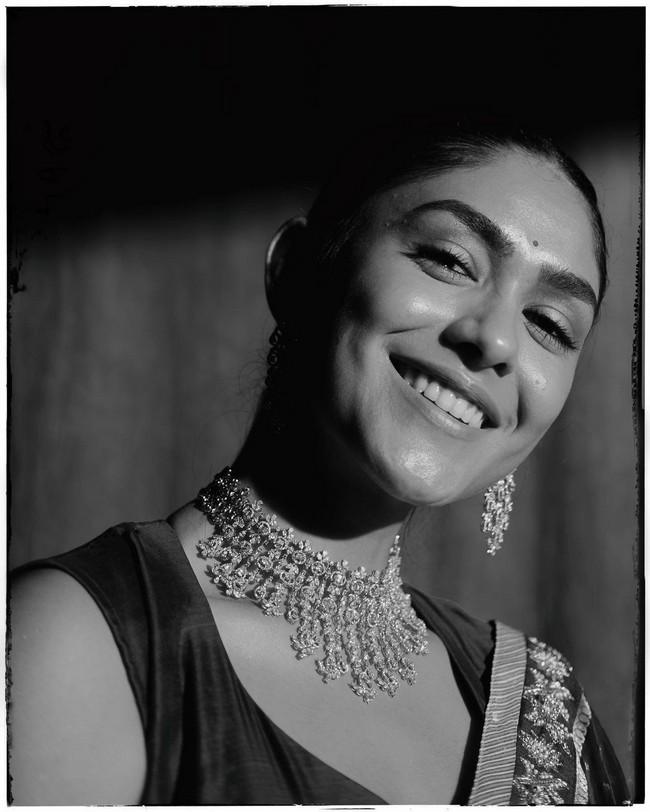 Mrunal Thakur 7