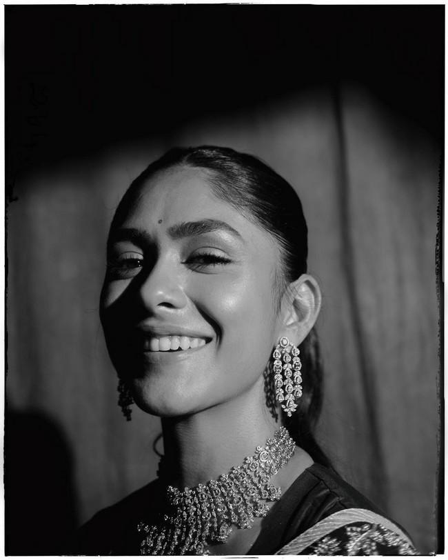Mrunal Thakur 8
