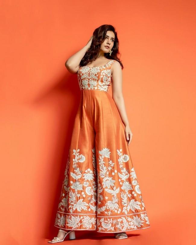 Raashii Khanna 12