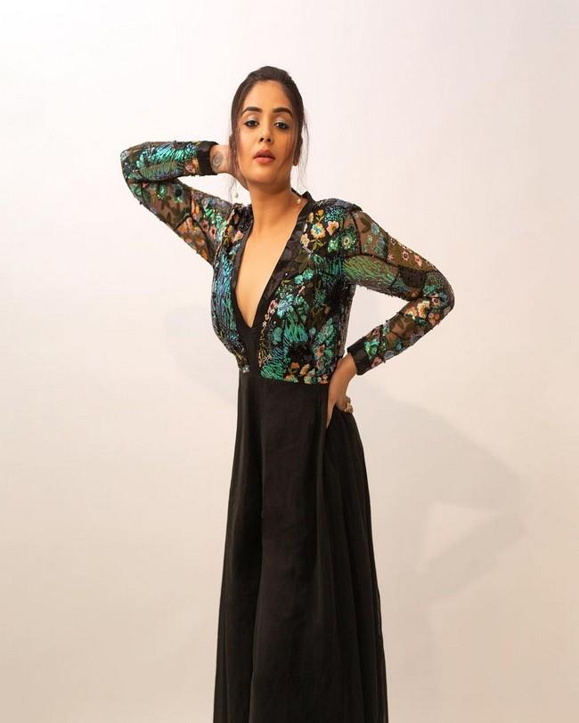 Sreemukhi 10