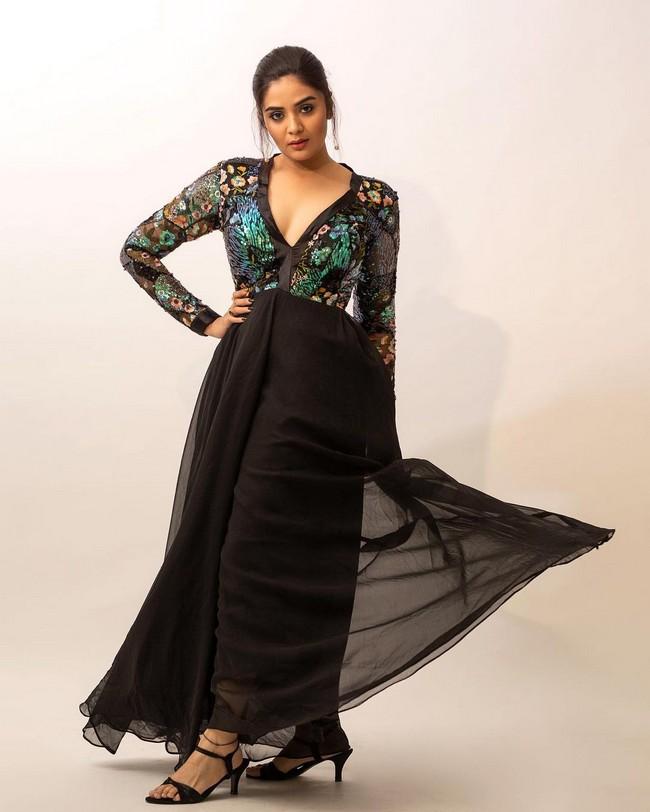 Sreemukhi 6