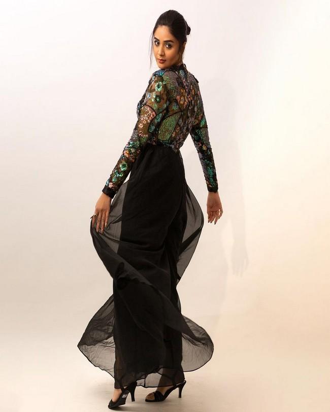 Sreemukhi 7