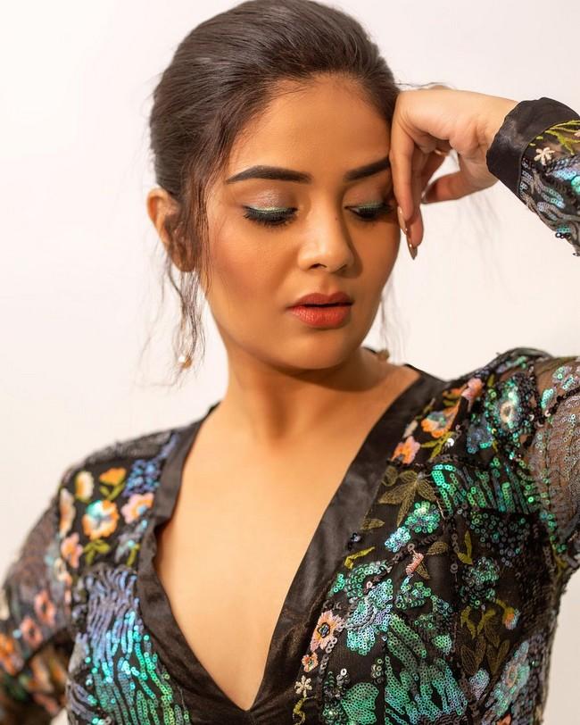 Sreemukhi 9