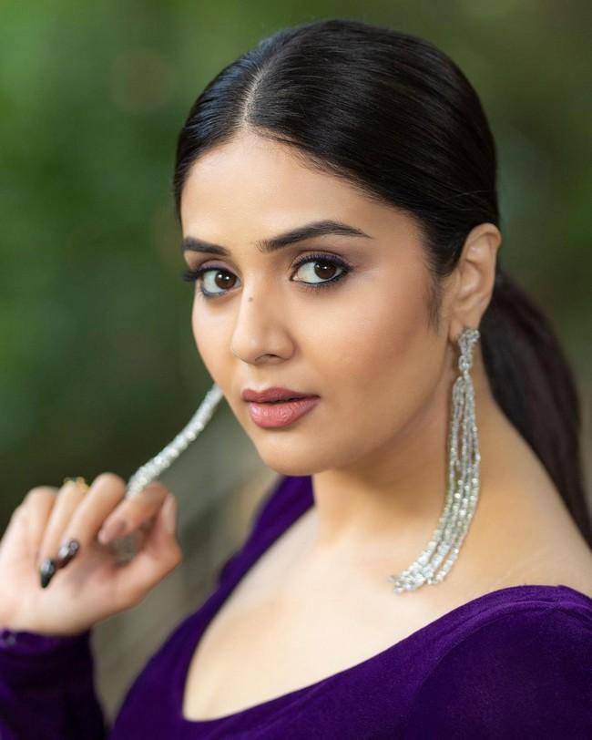 Sreemukhi 10