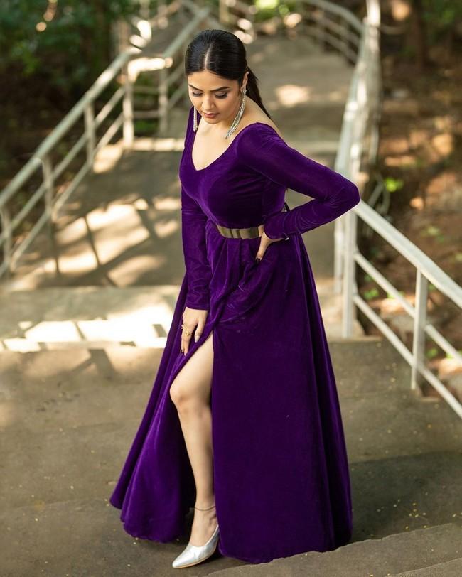 Sreemukhi 9