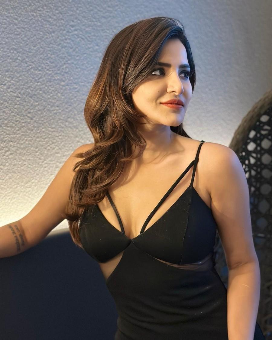 Ashu Reddy 7