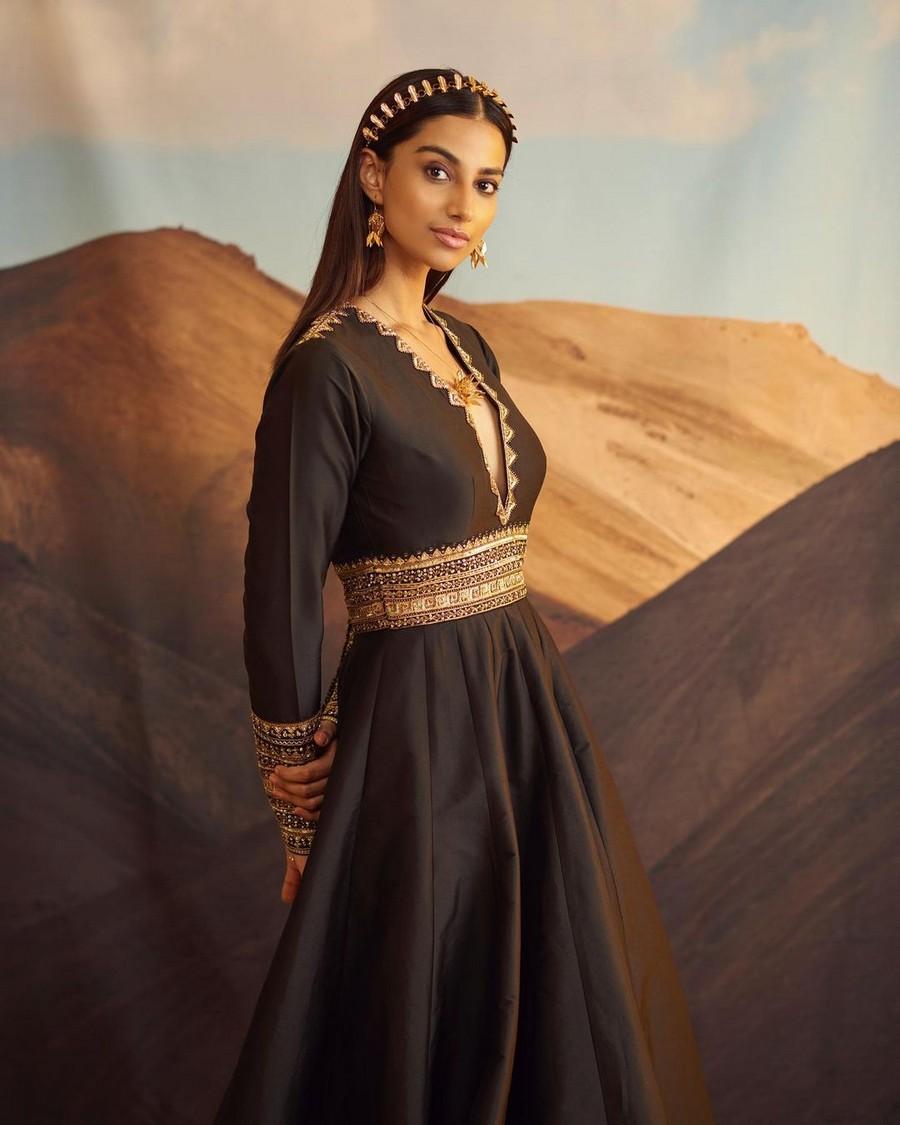 Meenakshii Chaudhary 6