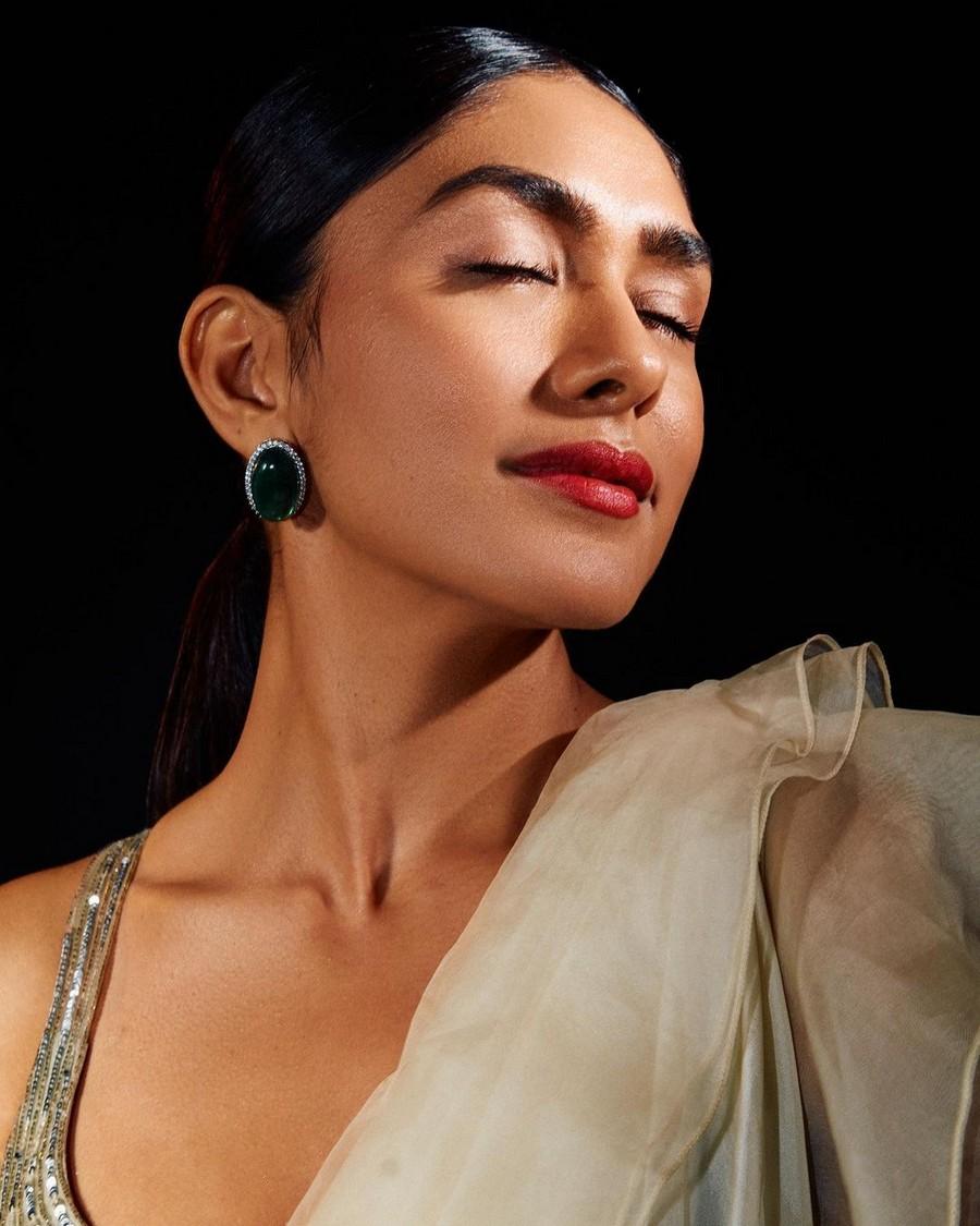 Mrunal Thakur 7