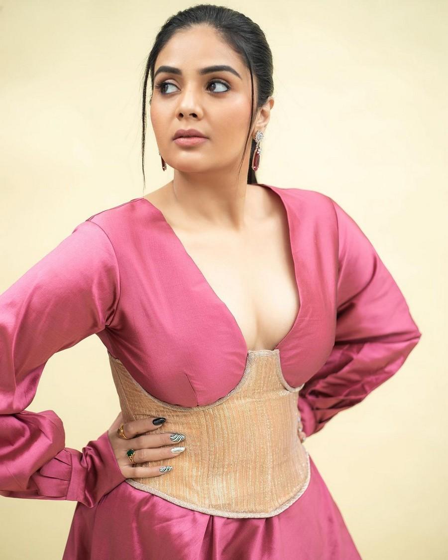 Sreemukhi 6