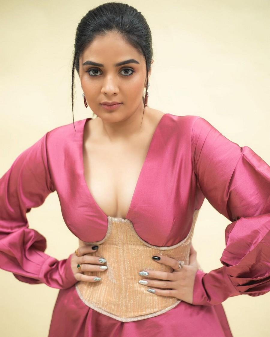 Sreemukhi 9
