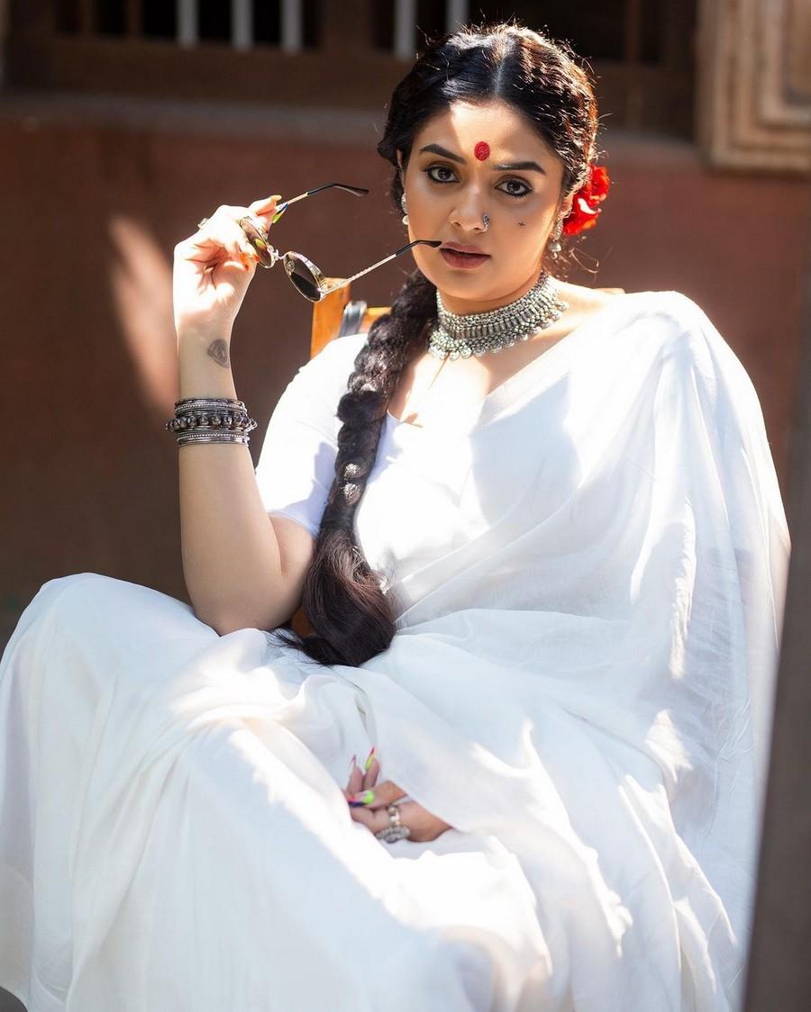 Sreemukhi 10
