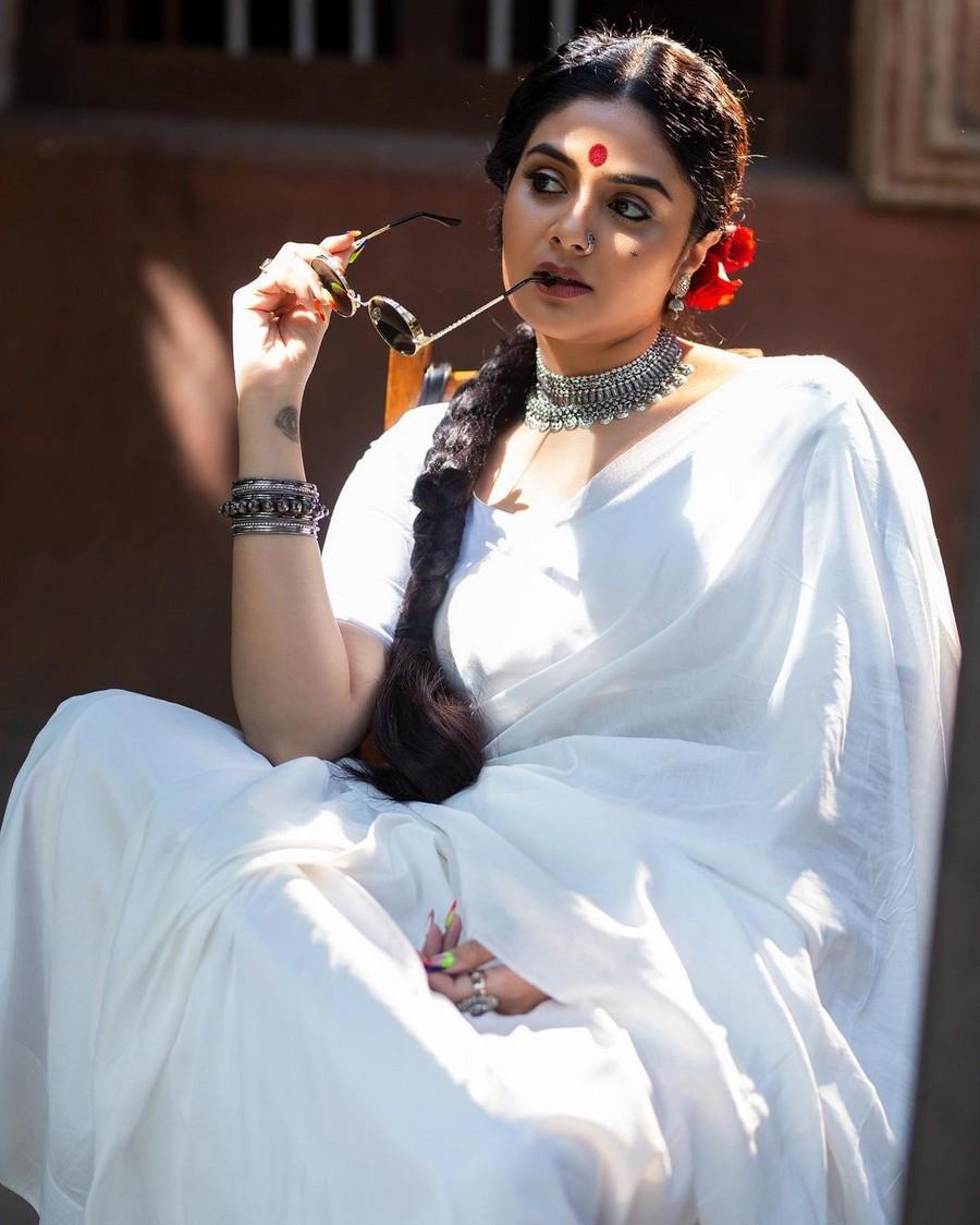 Sreemukhi 9