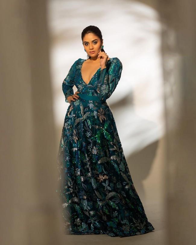 Sreemukhi 10