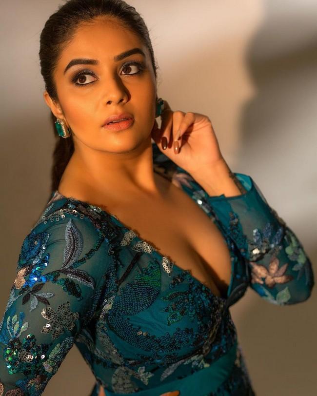 Sreemukhi 6