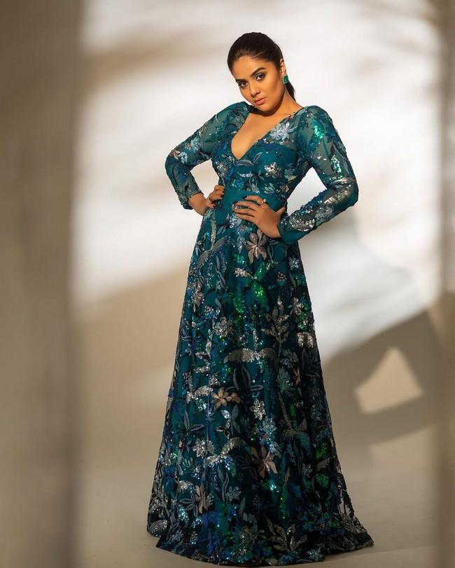Sreemukhi 9