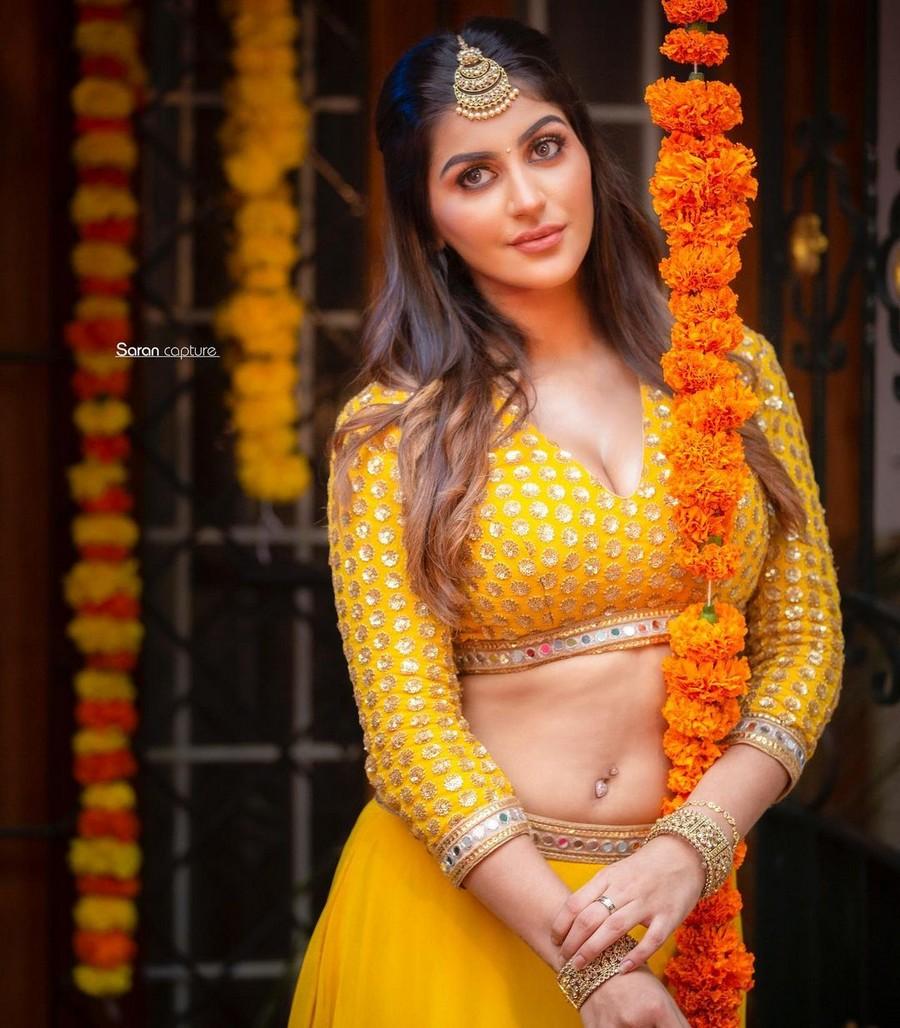 Yashika Aannand 8