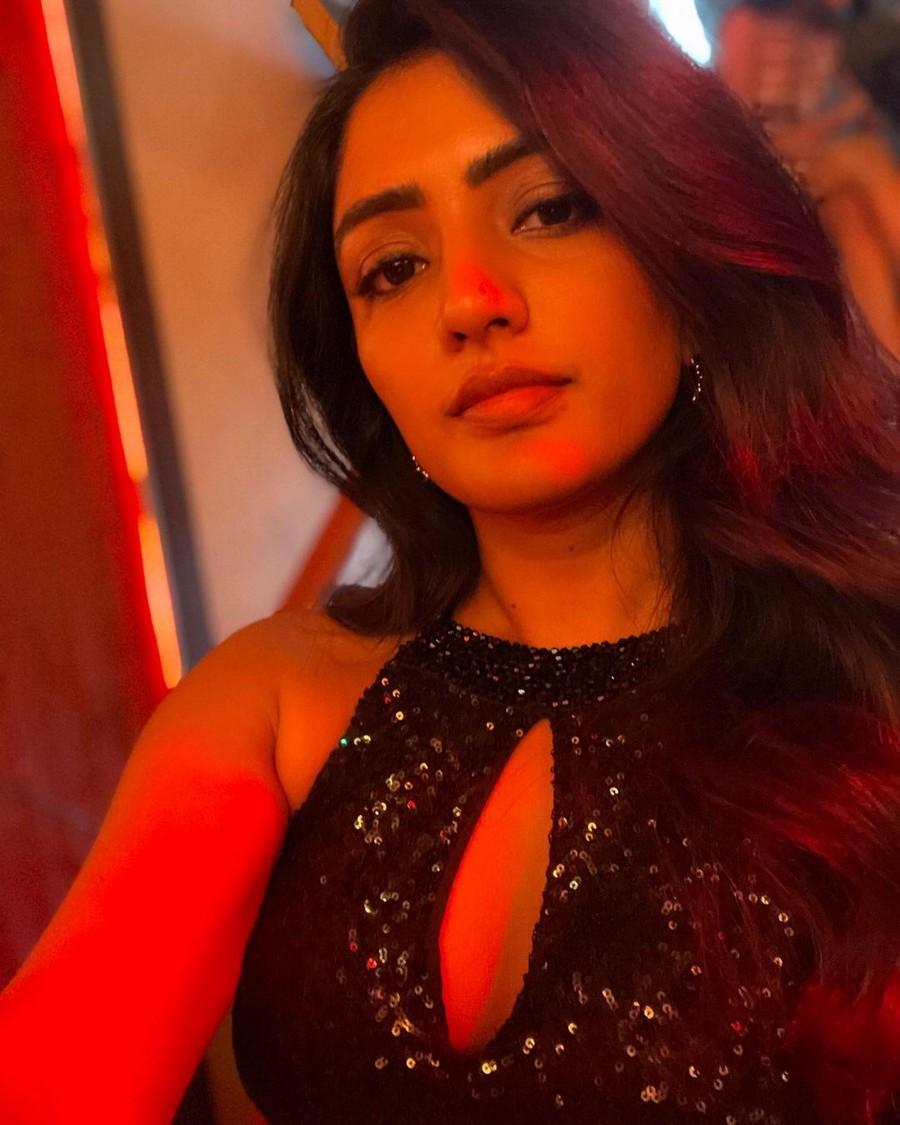 Eesha Rebba 10