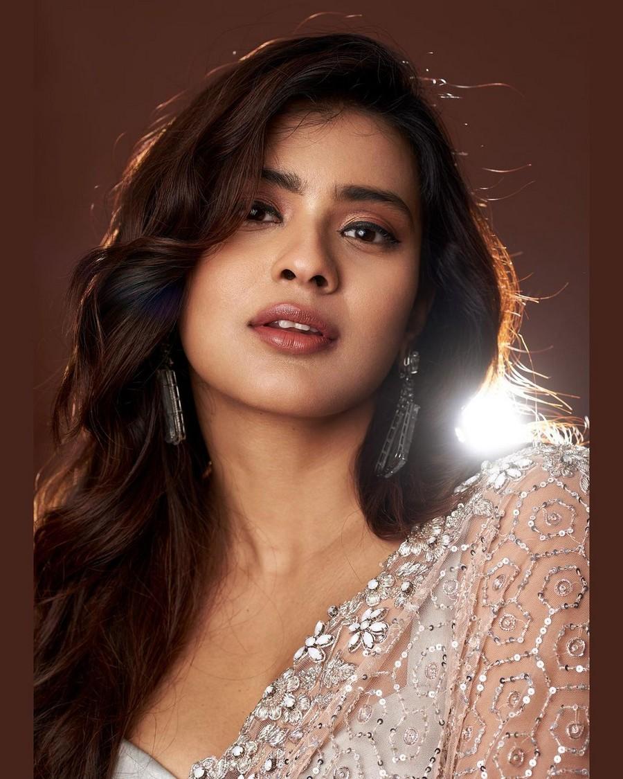 Hebah Patel 11