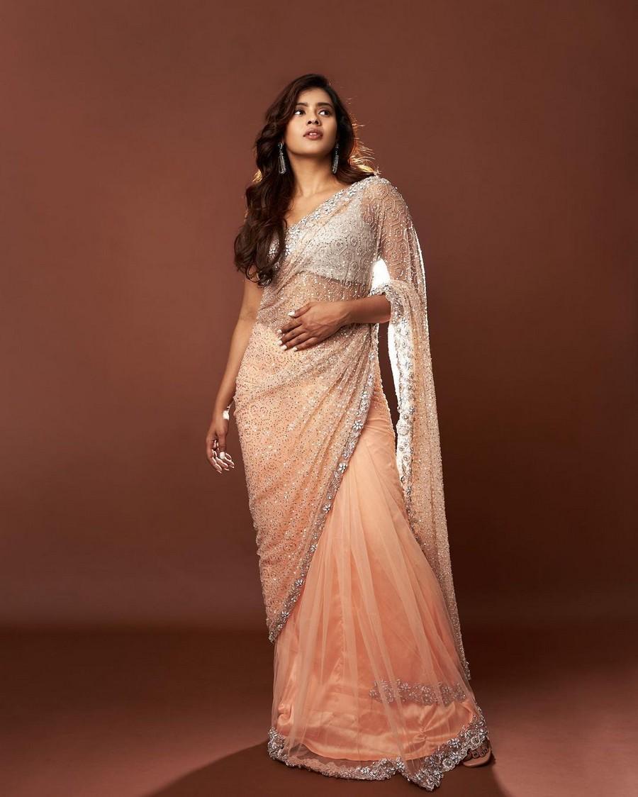 Hebah Patel 8
