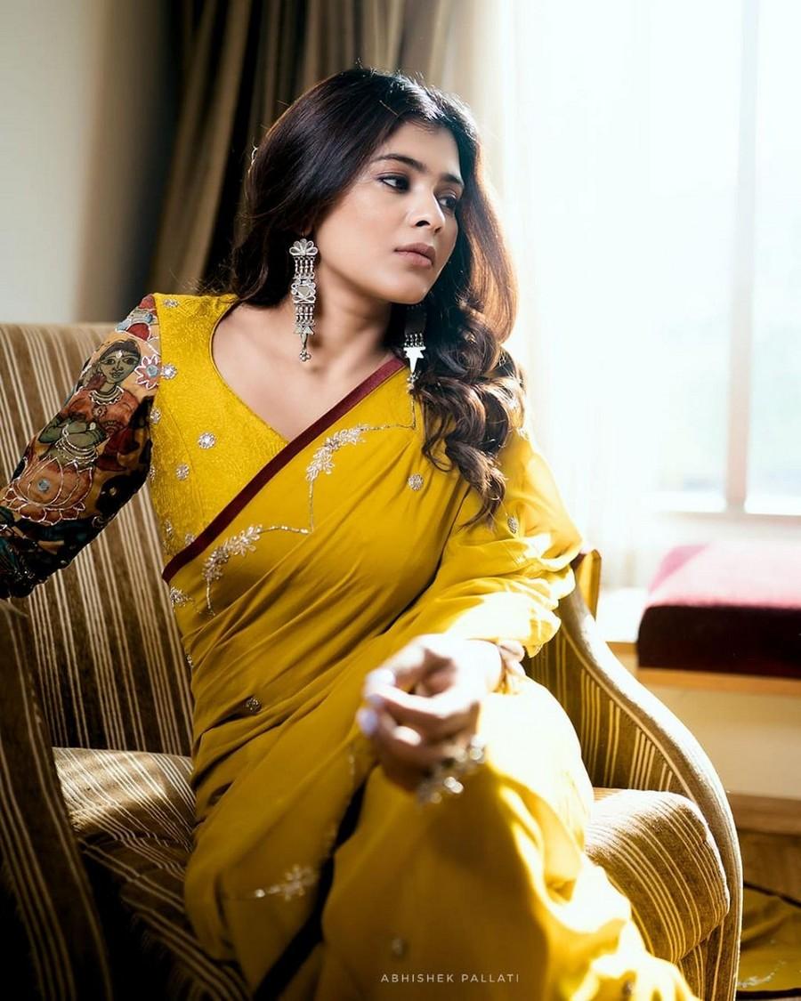 Hebah Patel 10