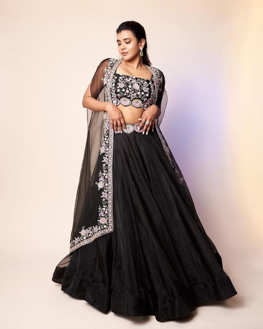 Hebah Patel 4