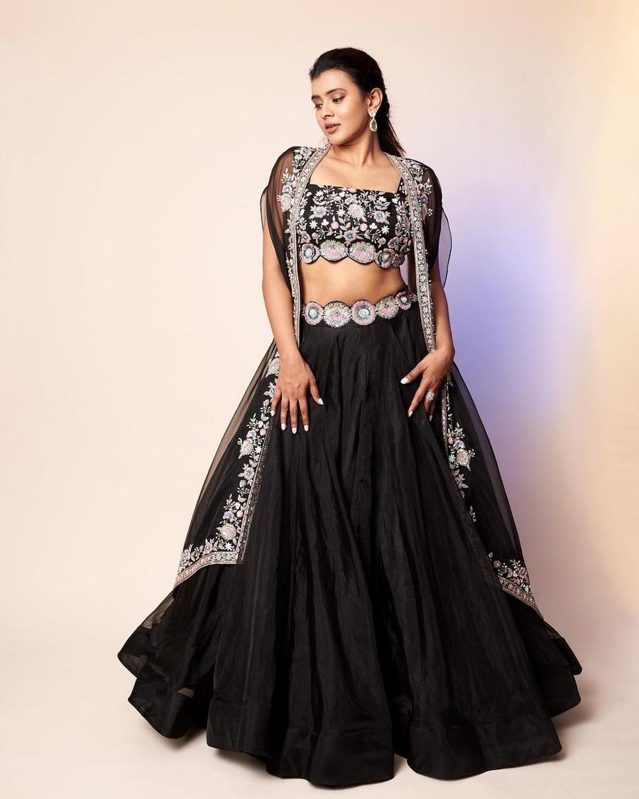 Hebah Patel 6