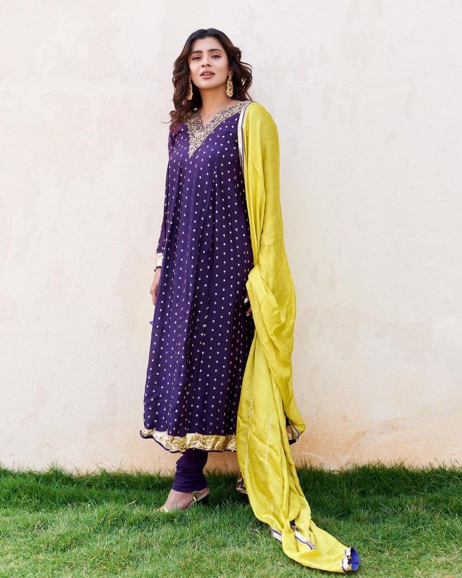 Hebah Patel 9