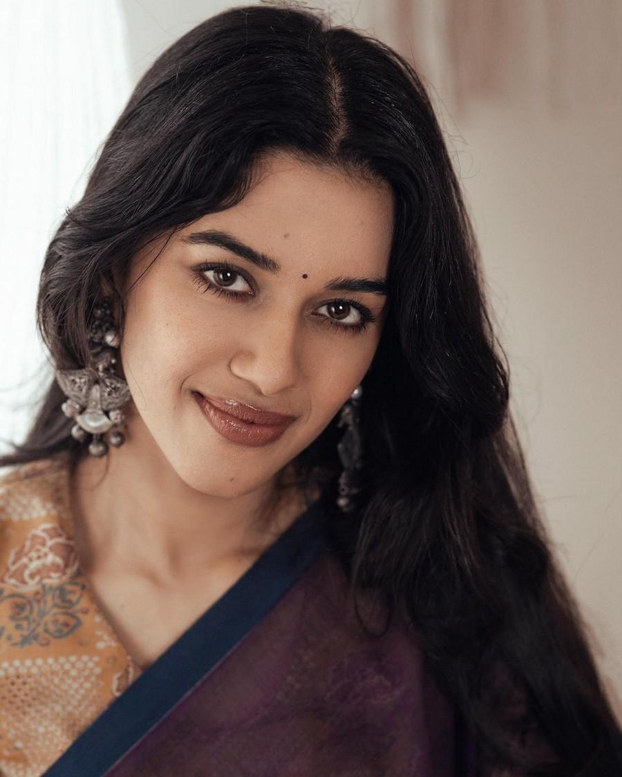 Mirnalini Ravi 13