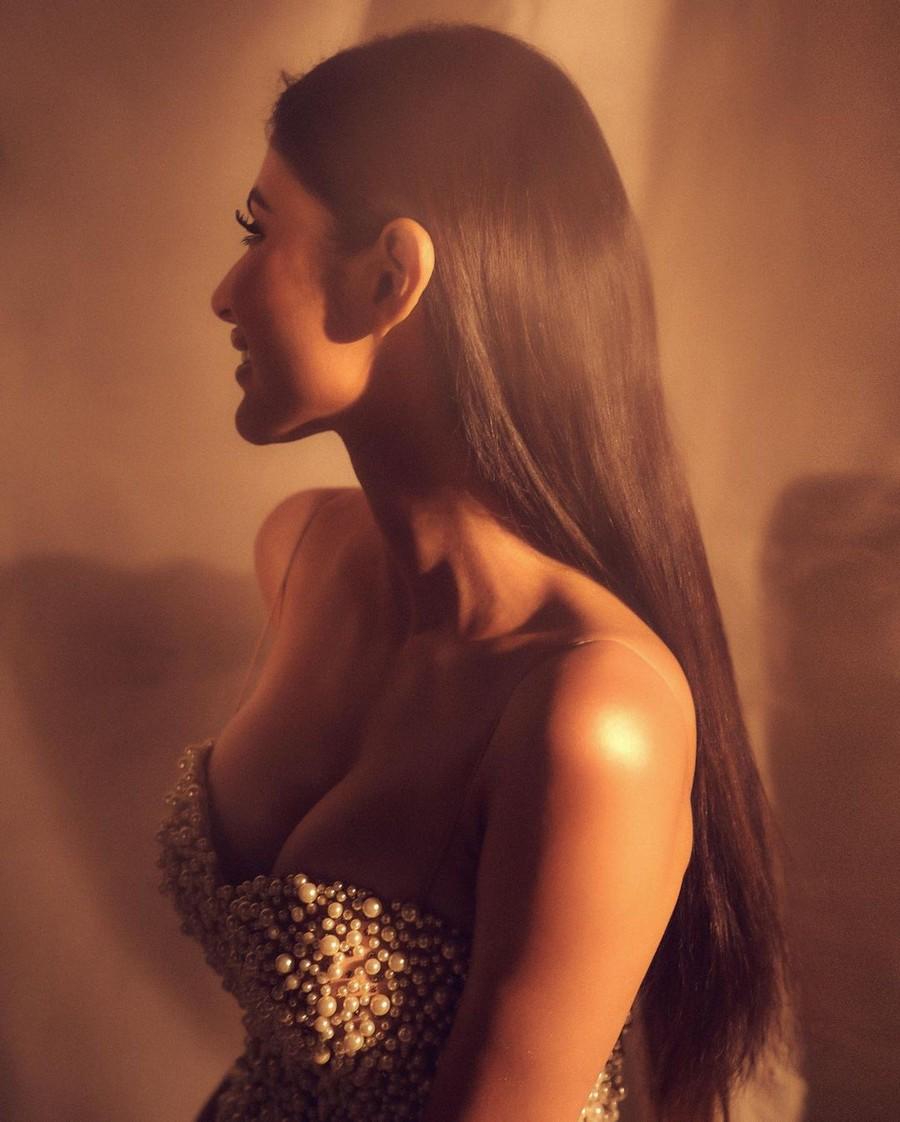 Mouni Roy 11