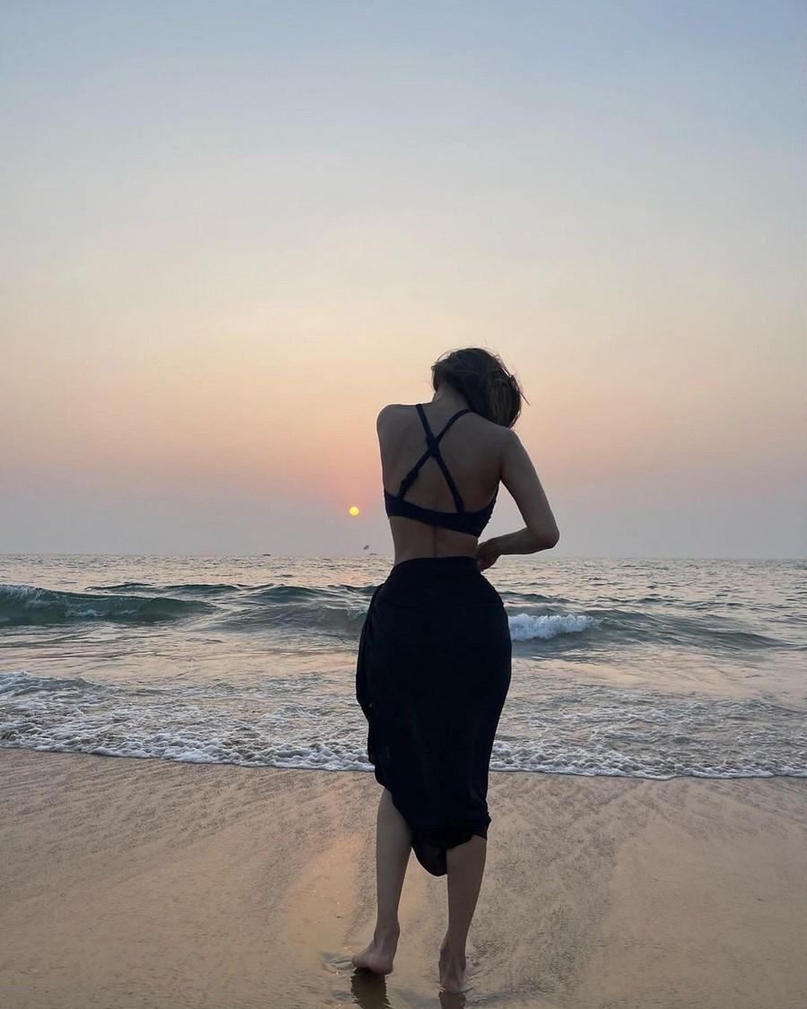 Mouni Roy 10