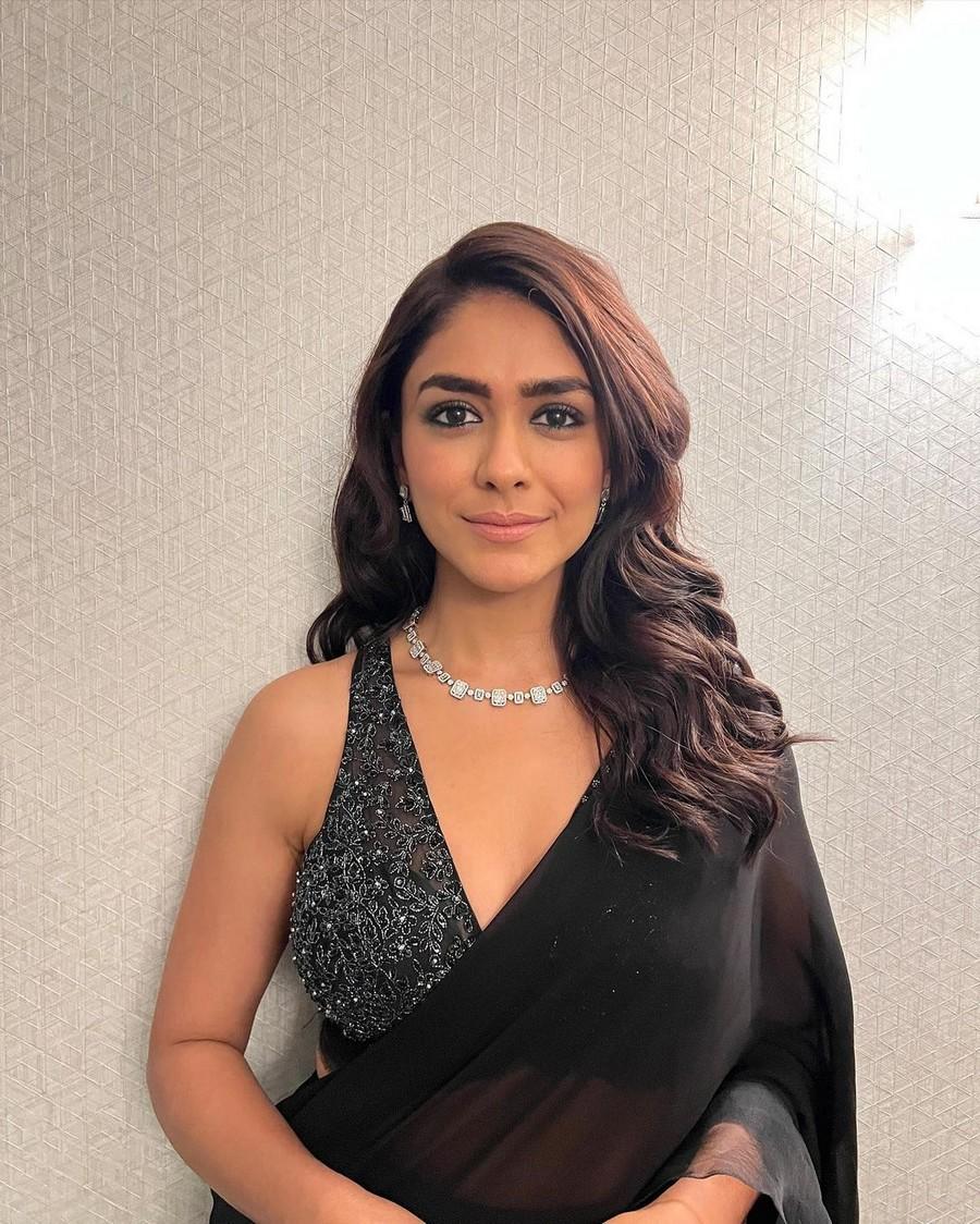 Mrunal Thakur 5