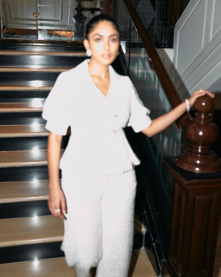 Mrunal Thakur 12