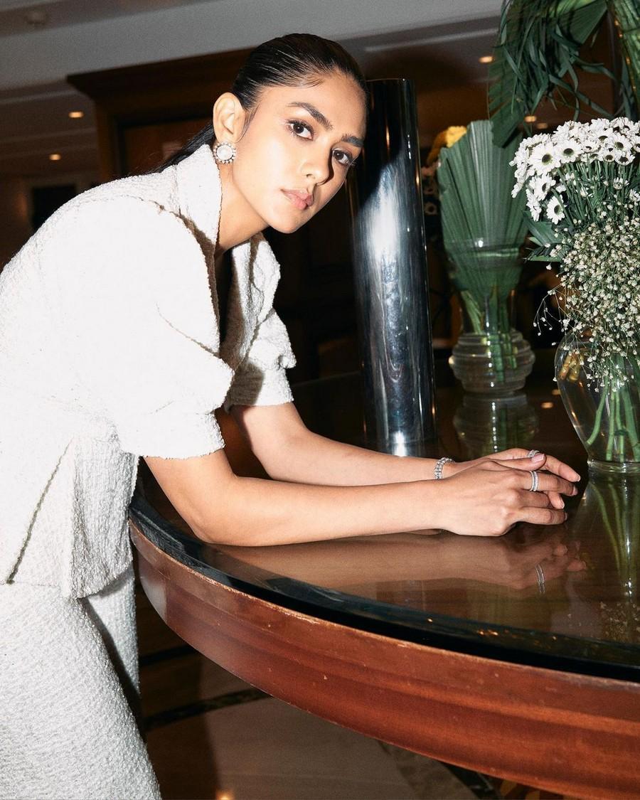 Mrunal Thakur 13