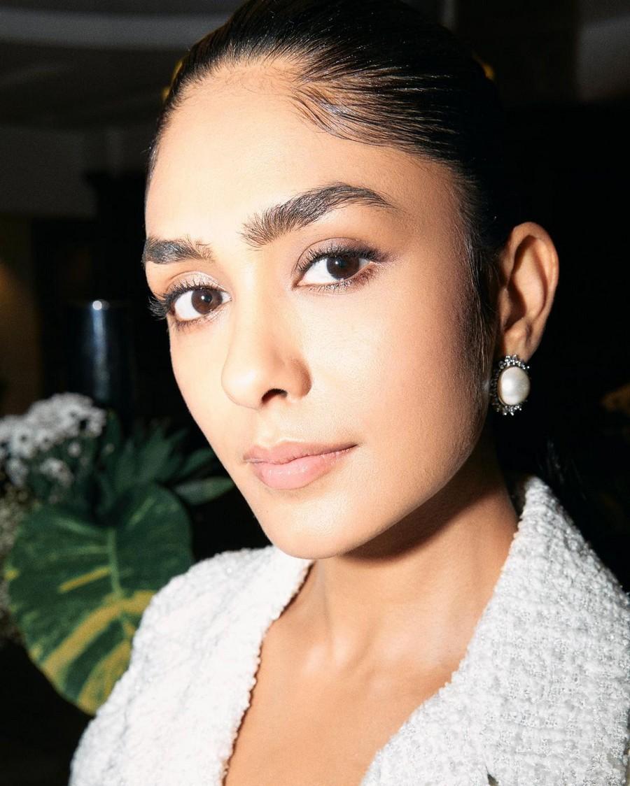 Mrunal Thakur 7
