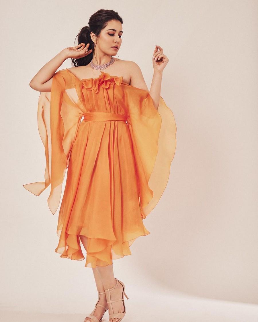 Raashii Khanna 2