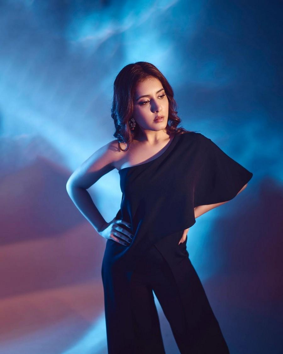 Raashii Khanna 10