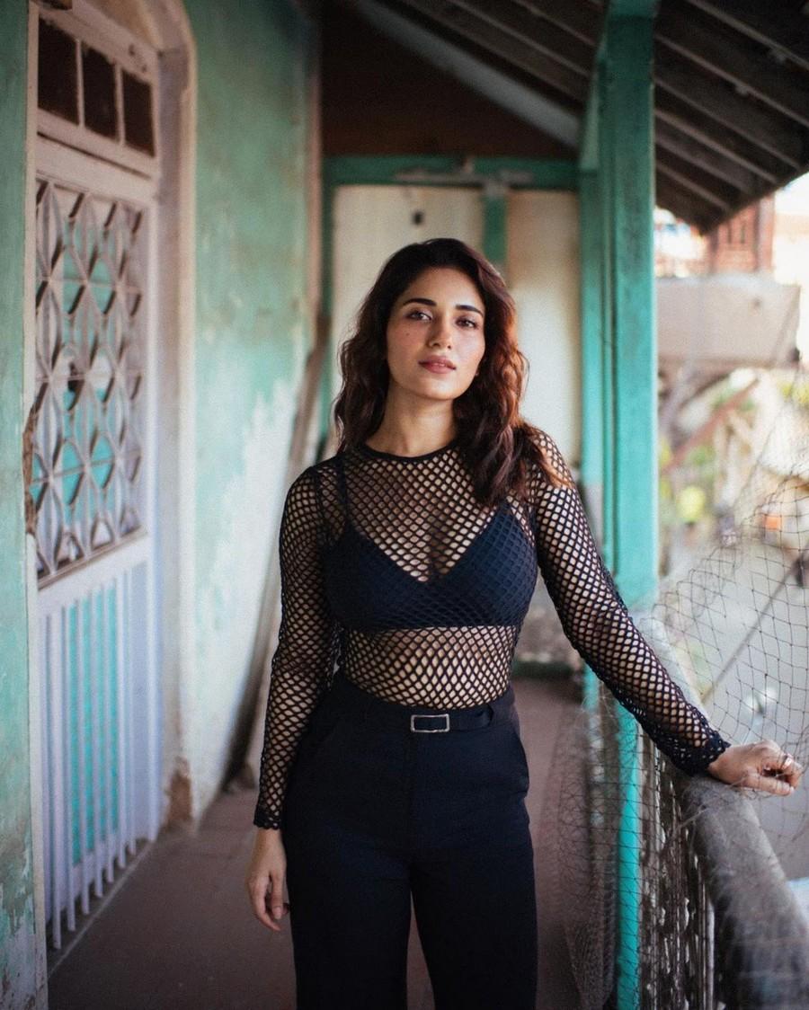 Ruhani Sharma 6