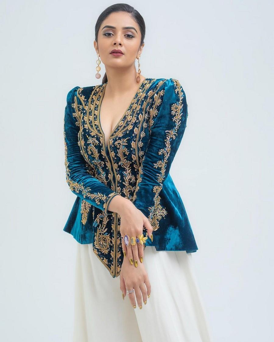 Sreemukhi 10