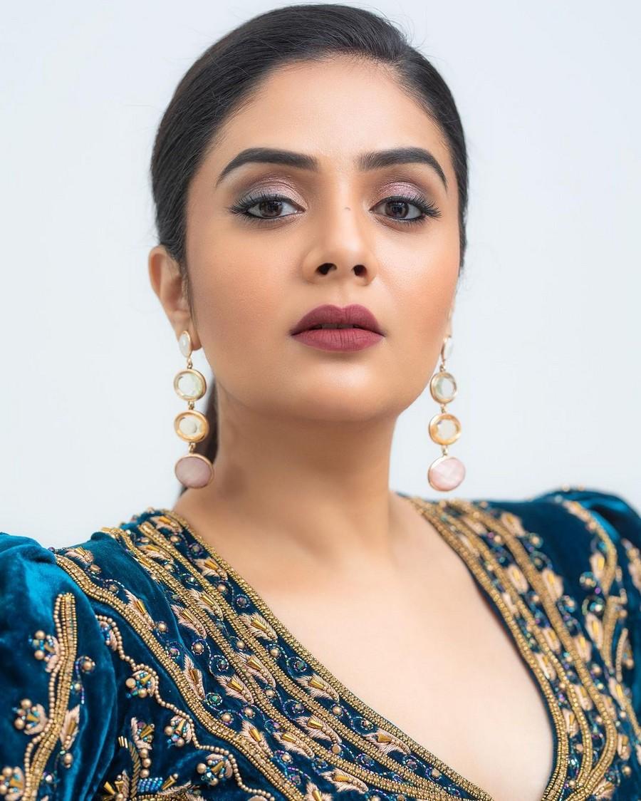Sreemukhi 7