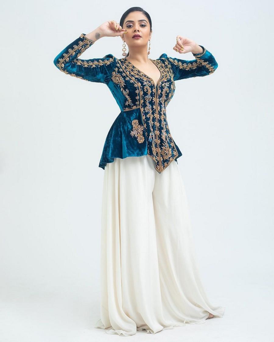 Sreemukhi 8