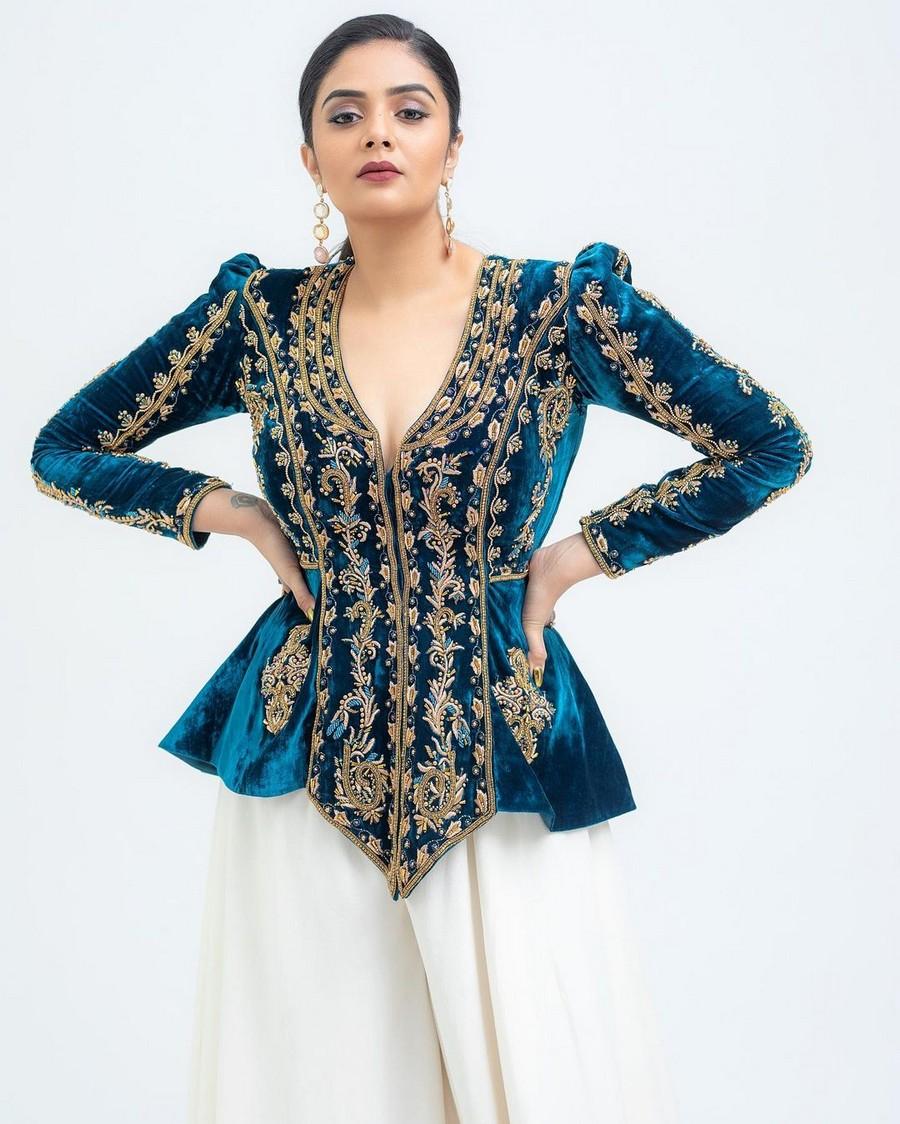 Sreemukhi 9