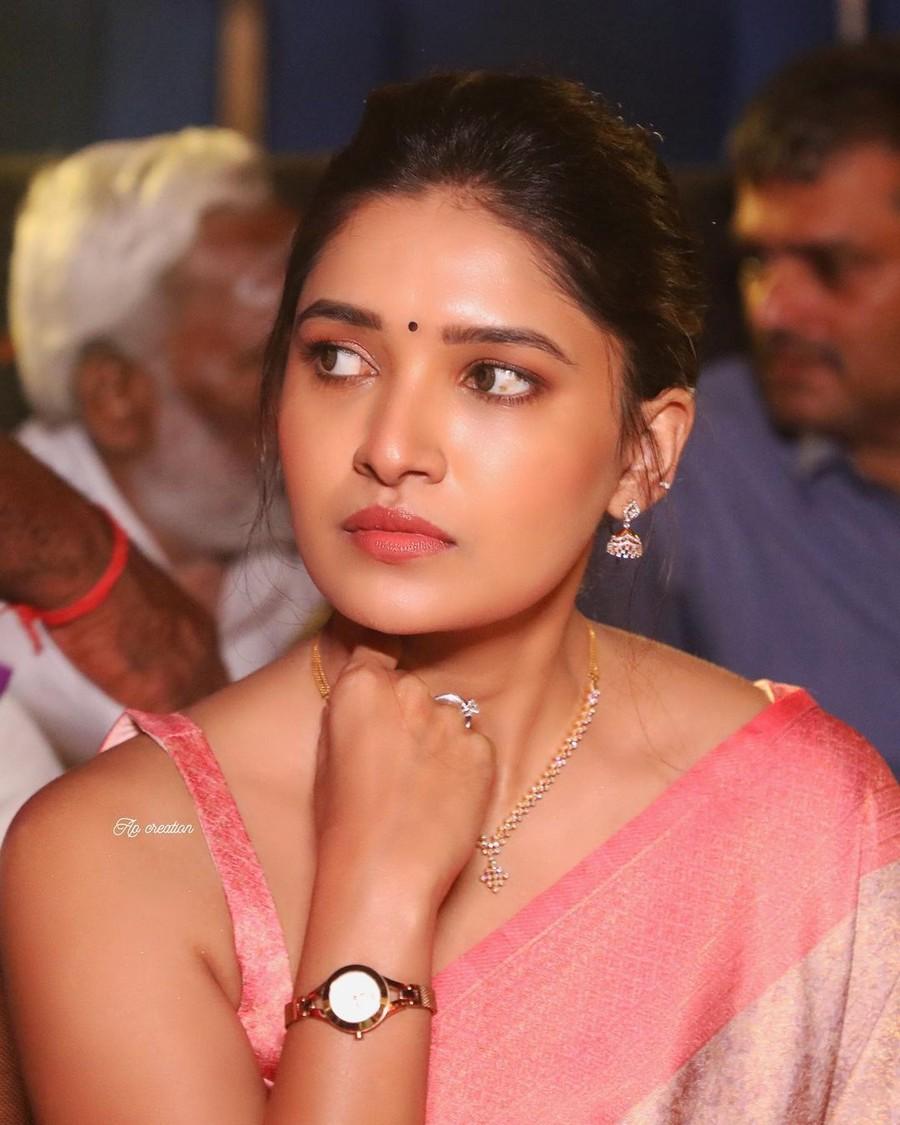 Vani Bhojan 10