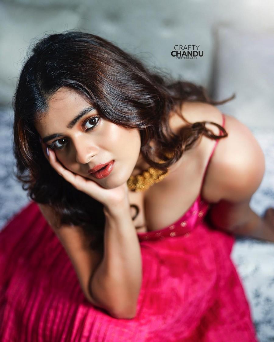 Hebah Patel 9
