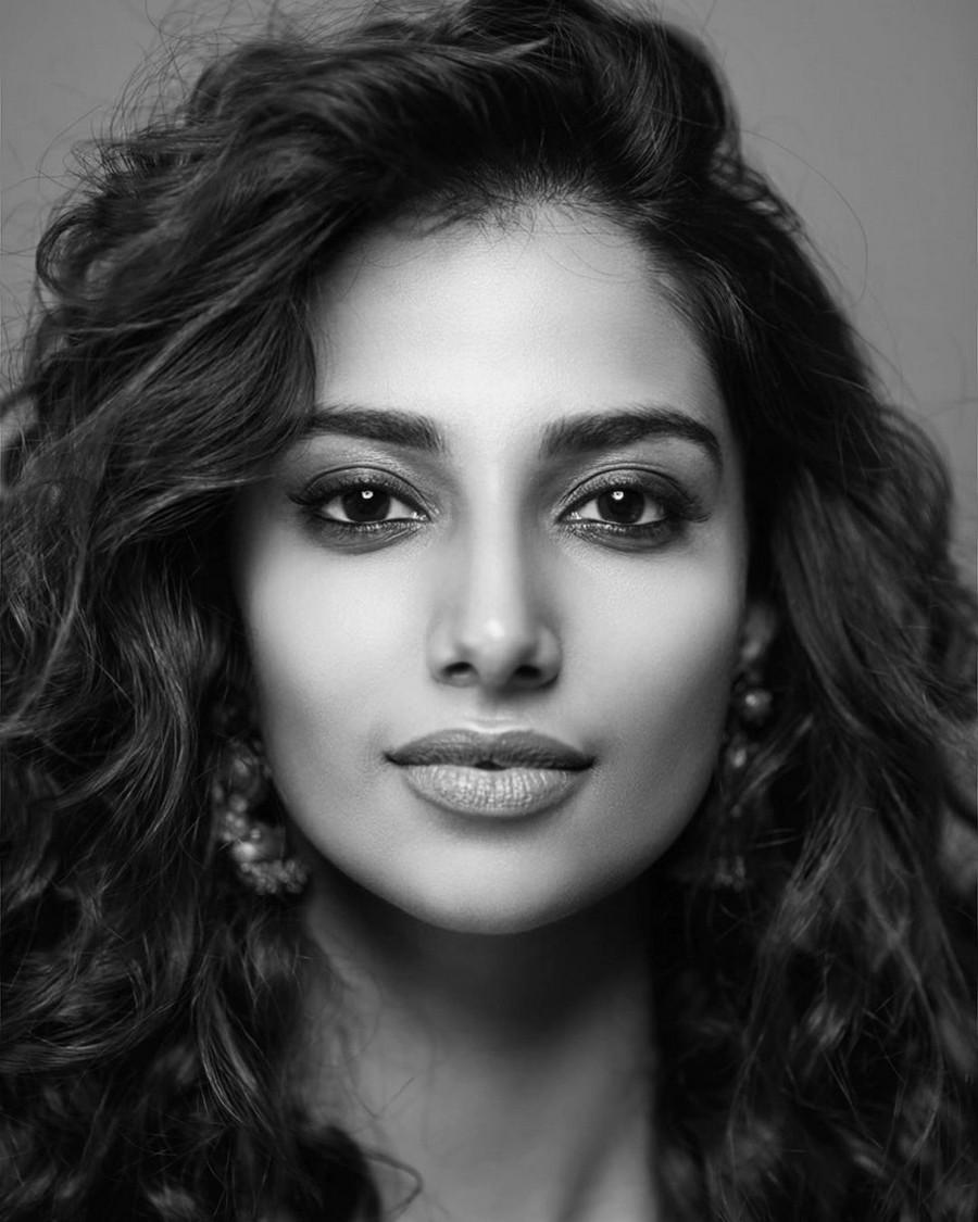 Meenakshii Chaudhary 9