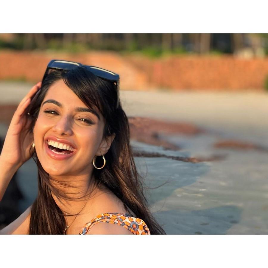 Meenakshii Chaudhary 6