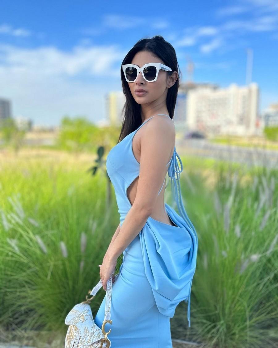 Mouni Roy 12