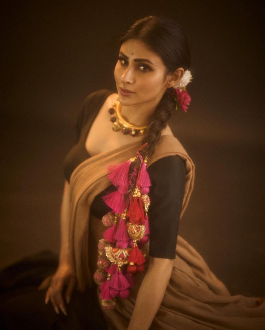 Mouni Roy 10